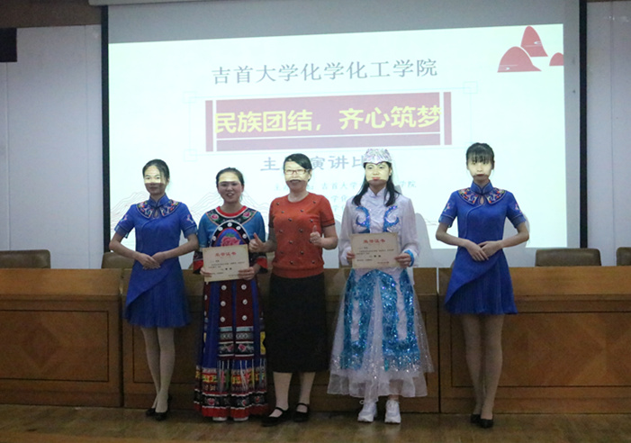学院党委书记彭水英为获奖学生颁奖