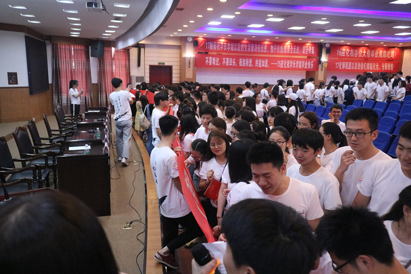 毕业生在对学院祝福横幅上签名